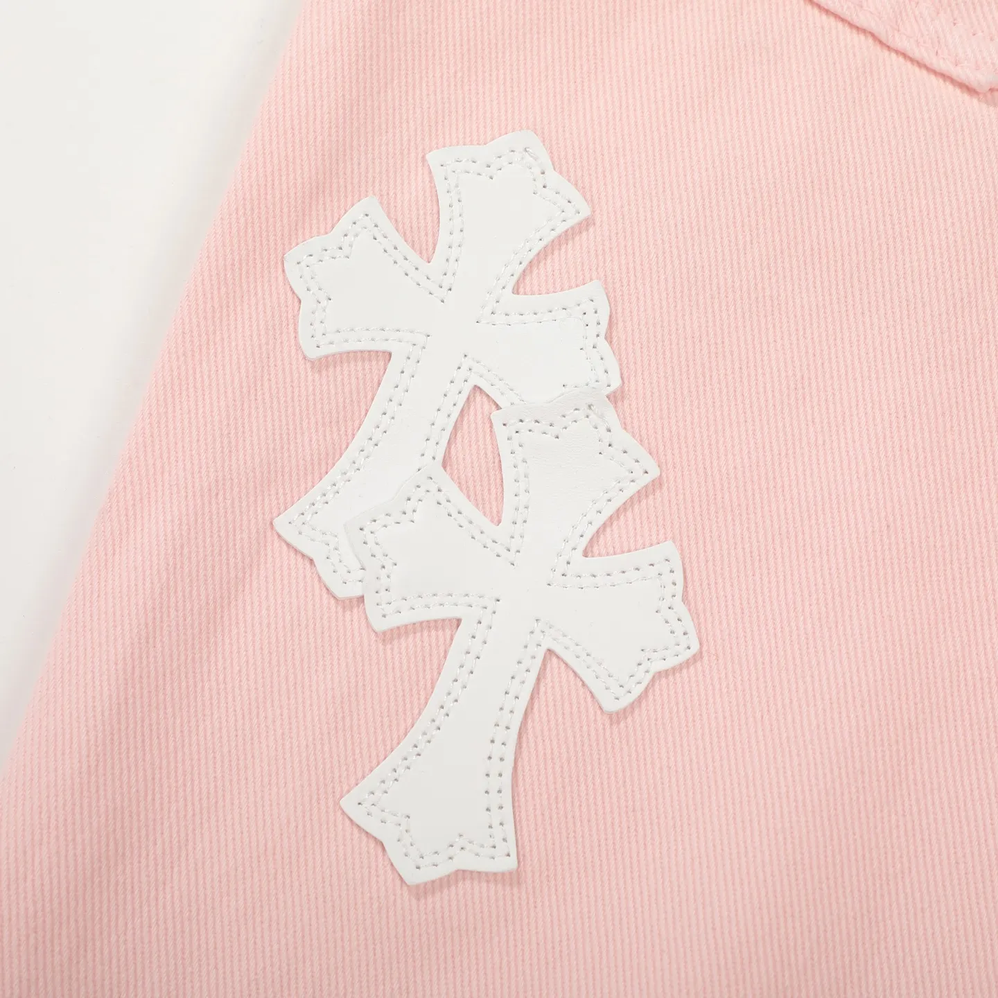 P260 Chrome hearts CH co-branded Drak Miami light pink jeans exude uninhibited personality and unique charm. Every wear and tear is carefully designed to present a unique artistic feel. Made of imported denim fabric, which has undergone heavy industrial washing and destruction treatment, the trousers show a super cool effect on the upper body, allowing you to dominate the fashion stage.  This is more than just a pair of jeans, it is an expression of attitude. With its unique design concept and ultimate pursuit of details, Croxin breaks traditional boundaries and defines the jeans trend in the new era. The trousers are made of double-layer woven fabric with customized hardware. Italian-made special cowhide is printed and cut. Custom-made sheepskin three-layer thick-line leather. The whole body is spliced ​​in heavy water washing. Craftsmen hand-splash ink. You can see the details. Three-dimensional cutting version. Loose and comfortable, not flattering. Makes taller and slimmer. Factory Seiko. Original quality control. Same style for men and women. Can be matched with couples. Versatile recommendation. Must-have jeans for all seasons. Color: light pink. Size: 28-30-32-34.